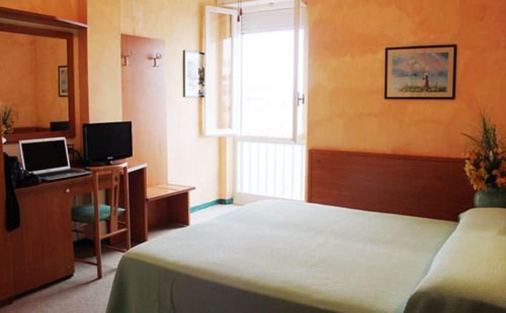 Hotel Plaza Pesaro Esterno foto