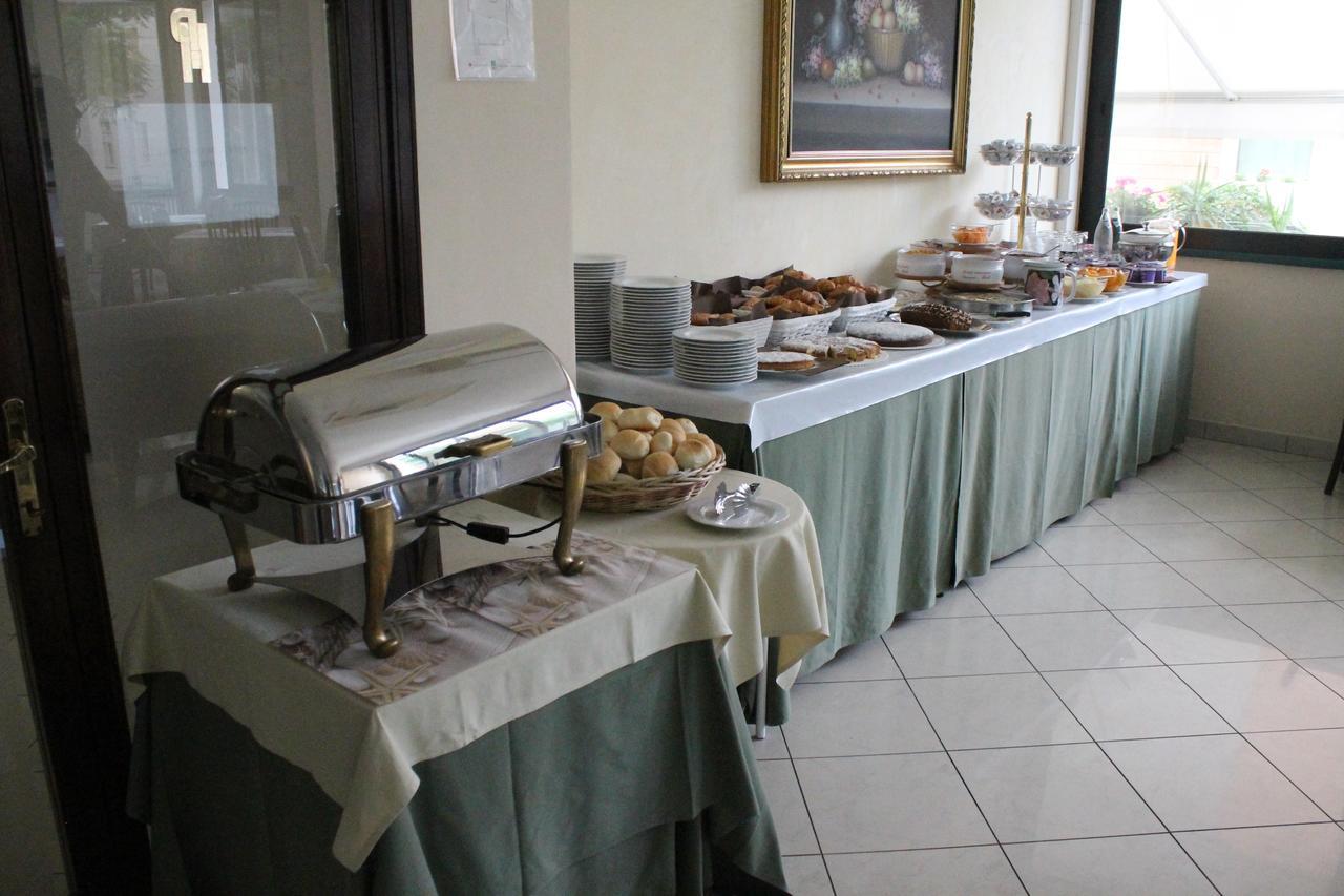 Hotel Plaza Pesaro Esterno foto